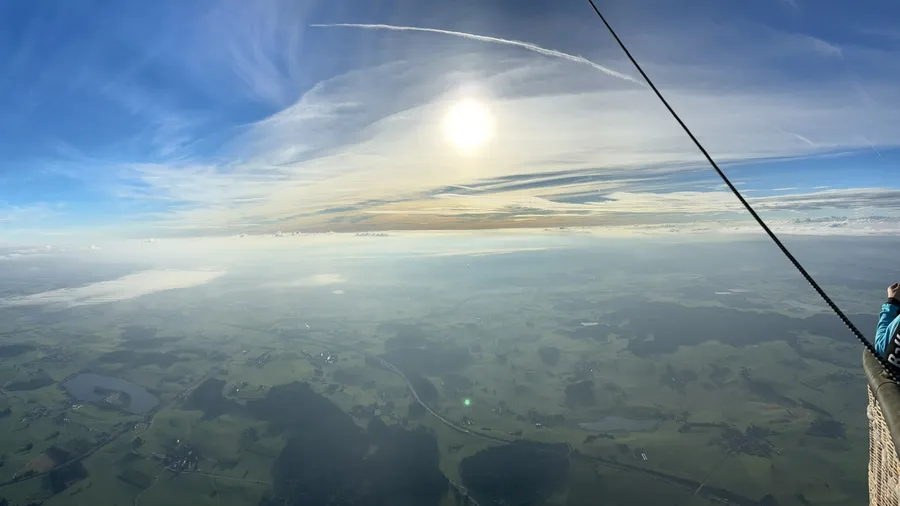 Bild von einem feuernden Brenner in Heißluftballon von Helmut Seitz über dem Allgäu
